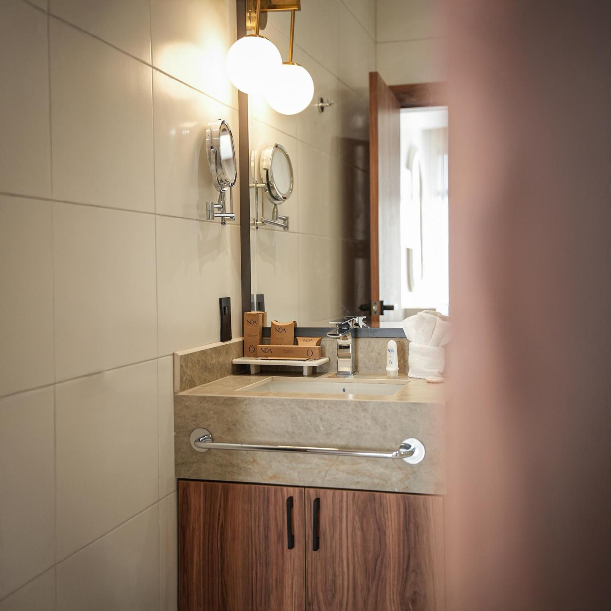 Noea Hotel Pinas Ngoại thất bức ảnh